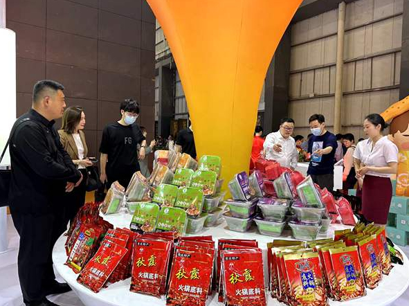 梁平预制菜吸引众多游客。黄亚辉 摄