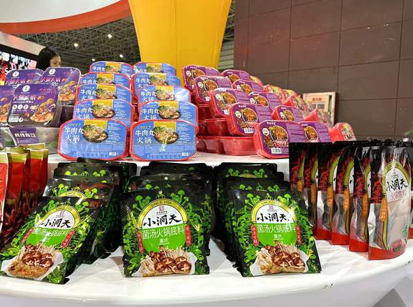 梁平预制菜吸引众多游客。黄亚辉 摄