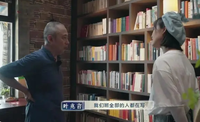 叶兆言参与录制《我在岛屿读书》文学纪录片。（视频截图）