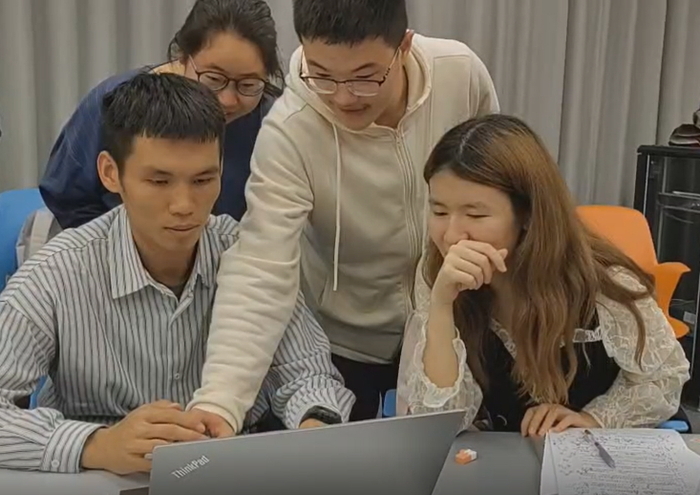 学生们课堂探讨虚拟世界中的实践和创作