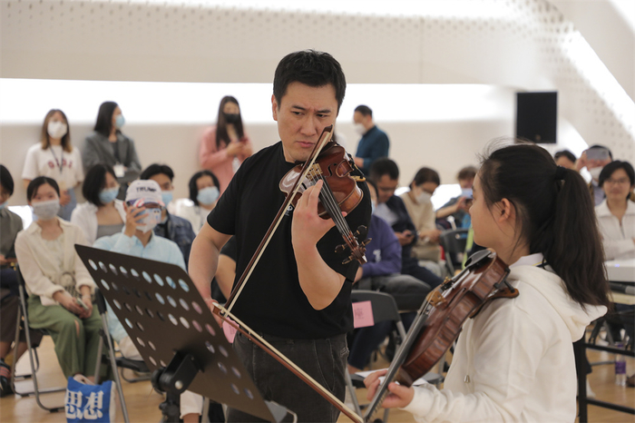 3月21日，广州大剧院，乐队首席李喆为小朋友上弦乐大师课。
