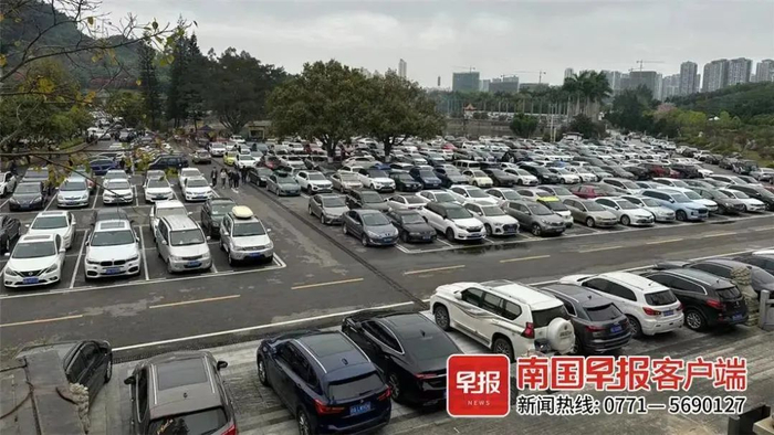 ▲3月25日，青龙岗长安墓园停车场早早停满车。