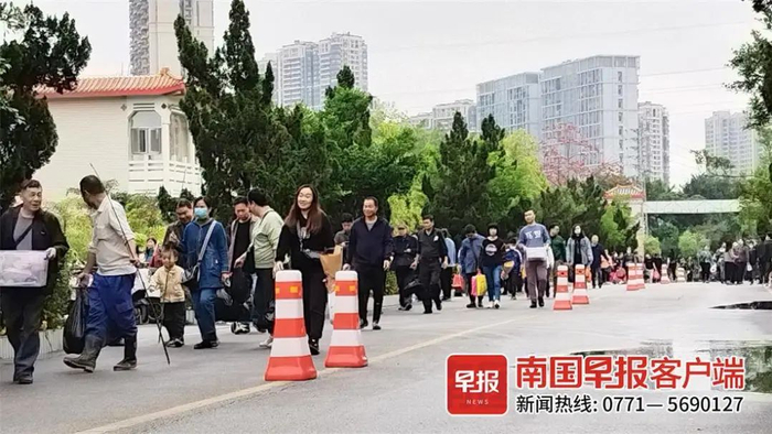 ▲广西四厦岭墓园迎来祭扫小高峰。