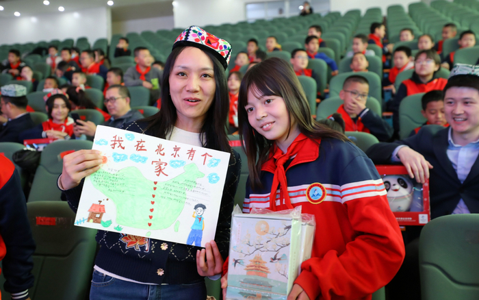 “我在北京有个家”项目中，援疆人员与和田孩子面对面。  新京报记者 马骏 摄