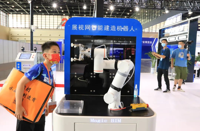 郑州国际会展中心，第二届世界数字产业博览会上中国电信展示的展视网智能建造机器人。图片来源 ：视觉中国