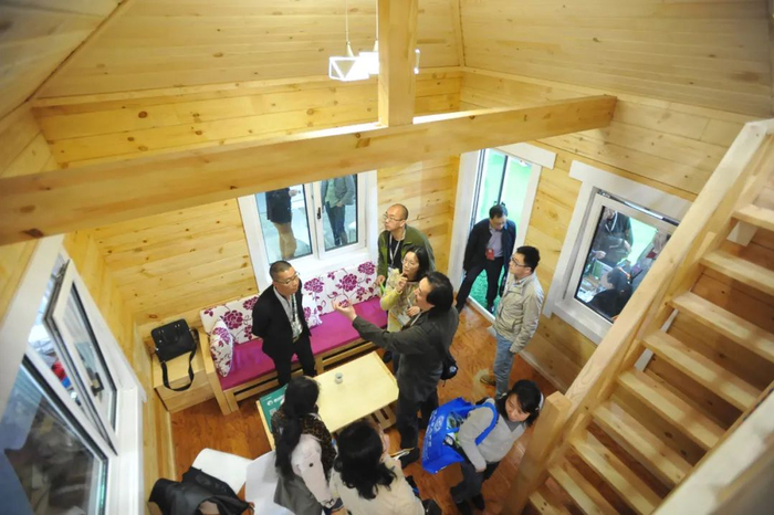 武汉国际绿色建筑建材博览会上，一栋可移动式的两层木屋。图片来源 ：视觉中国