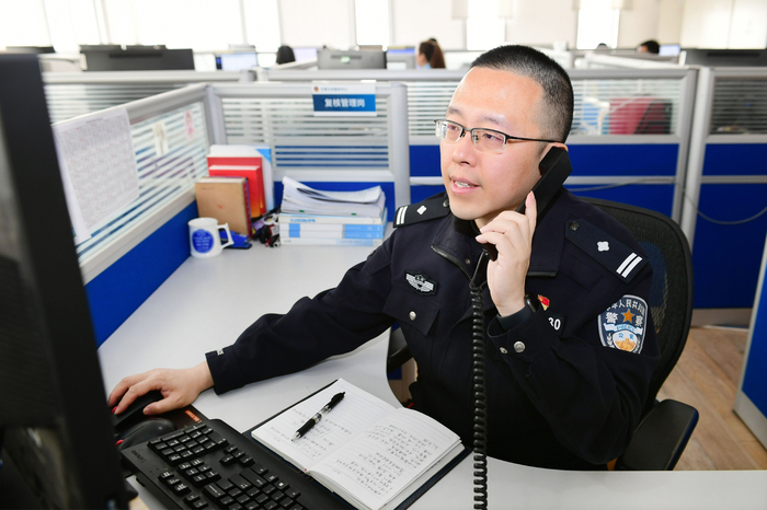 工作中的杜昕。  北京市公安局交管局供图