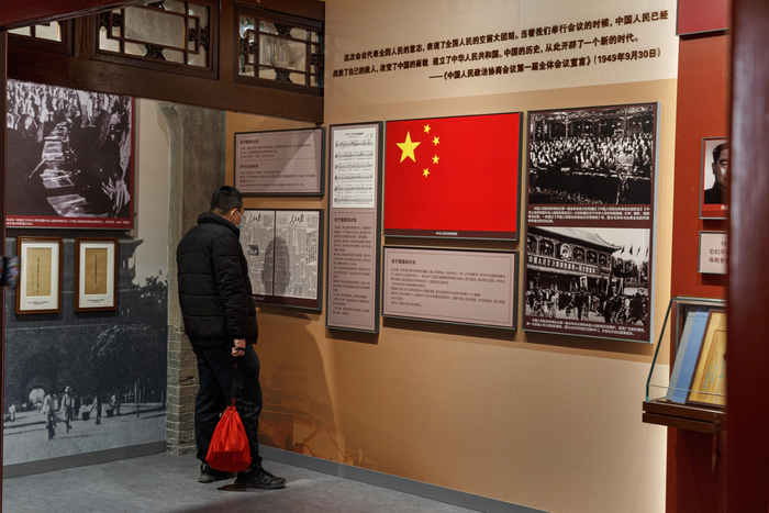 2023年3月25日，颐和园益寿堂，市民参观“古都春晓——中共中央‘进京赶考之路’颐和园专题展览”。新京报记者 郑新洽 摄