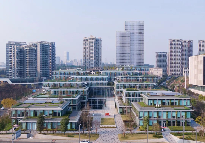 中建滨湖设计总部是成都首个“近零碳建筑”，建筑上覆盖近万平方米的绿色植被，屋顶花园、“天空农场”和运动场地分布其中