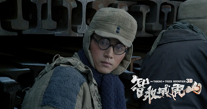 早在2014年的《智取威虎山》里，陈晓就尝试过涂黑粉扮糙