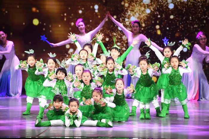 　图为北京大学医学部幼儿园的小朋友表演舞蹈（新华社记者任超摄）