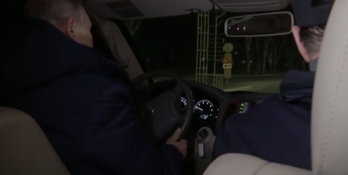 普京在马里乌波尔开车