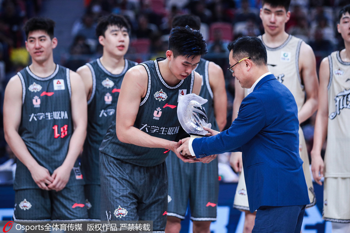 清华大学球员邹阳拿下MVP。