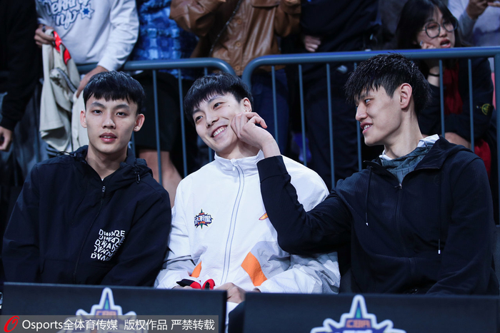 徐杰、胡明轩、曾凡博（从左至右）在场边观赛。