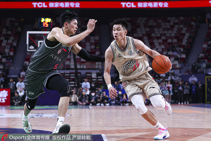 崔晓龙（右）此前入选了中国男篮集训名单。