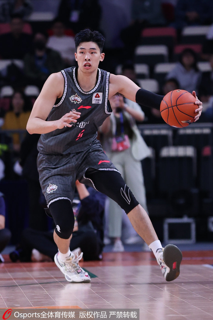 邹阳在比赛中。