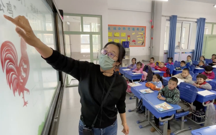 来自海淀香山小学的援疆教师刘芳正在给孩子们上课。  新京报记者 马骏 摄
