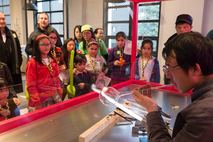 上海玻璃博物馆的公教项目，灯工演示