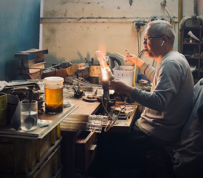 如今在上海玻璃博物馆园区内的玻璃吹制工人