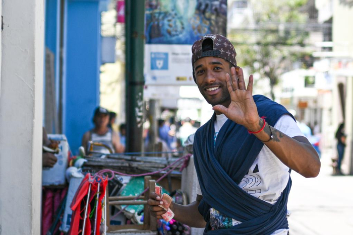 　　3月26日，一名男子在洪都拉斯首都特古西加尔巴一条街道面对镜头挥手致意。新华社记者辛悦卫摄