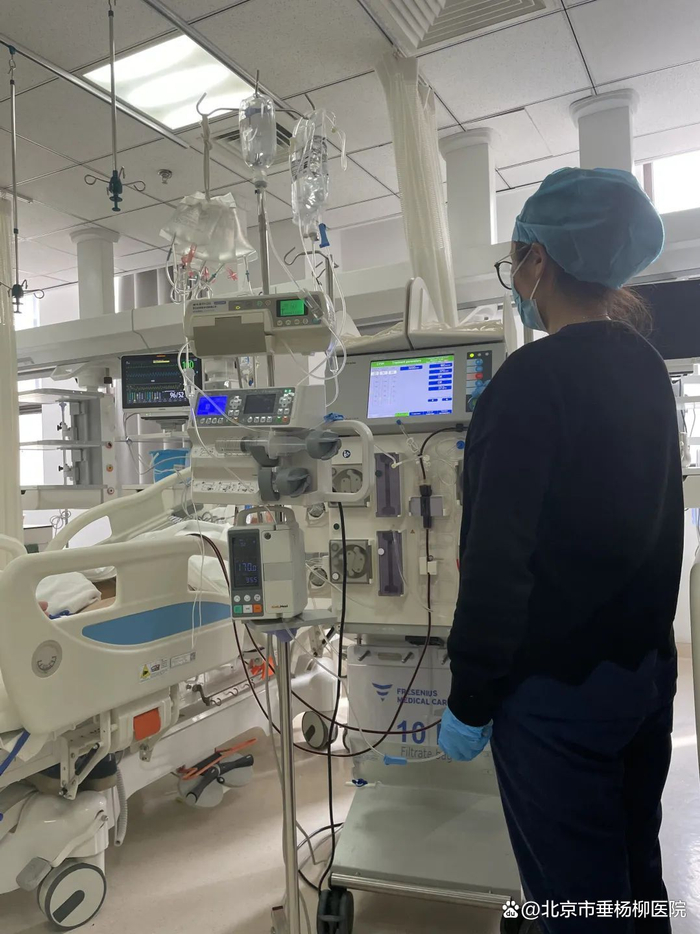 ▲患者行床旁血液净化（CRRT）治疗