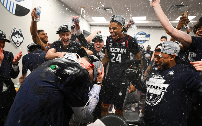 康涅狄格大学庆祝杀进四强。  图/视觉中国