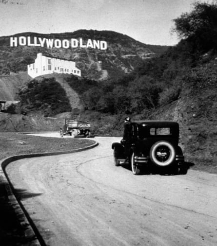 最早的标牌为HOLLYWOODLAND