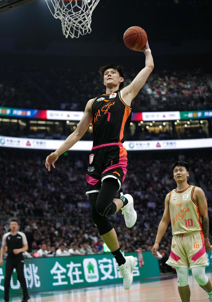 曾凡博在全明星赛中扣篮。&nbsp; 图/新华社