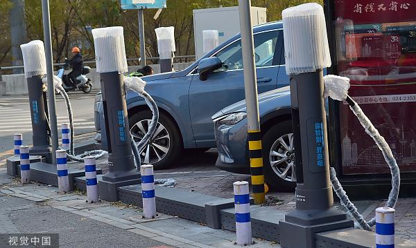 沈阳增量投入电动汽车公共充电桩，方便市民充电。图源：视觉中国 