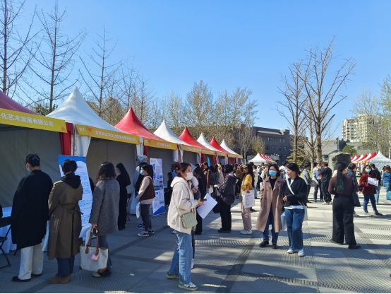 招聘会现场。新京报记者 叶红梅 摄