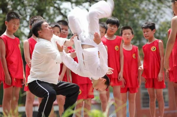 图为湖南省东安武术非遗传承人、县人大代表、县人大常委会民族宗教外事委员会委员、江东文武学校校长梁红伟在指导学生习武