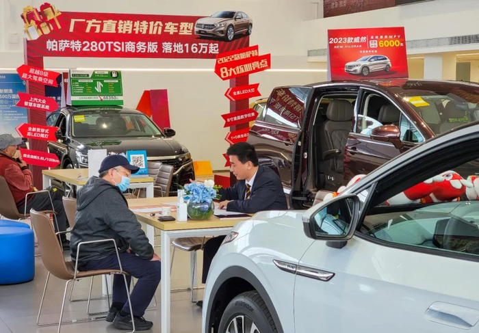 消费者在店里详询优惠力度