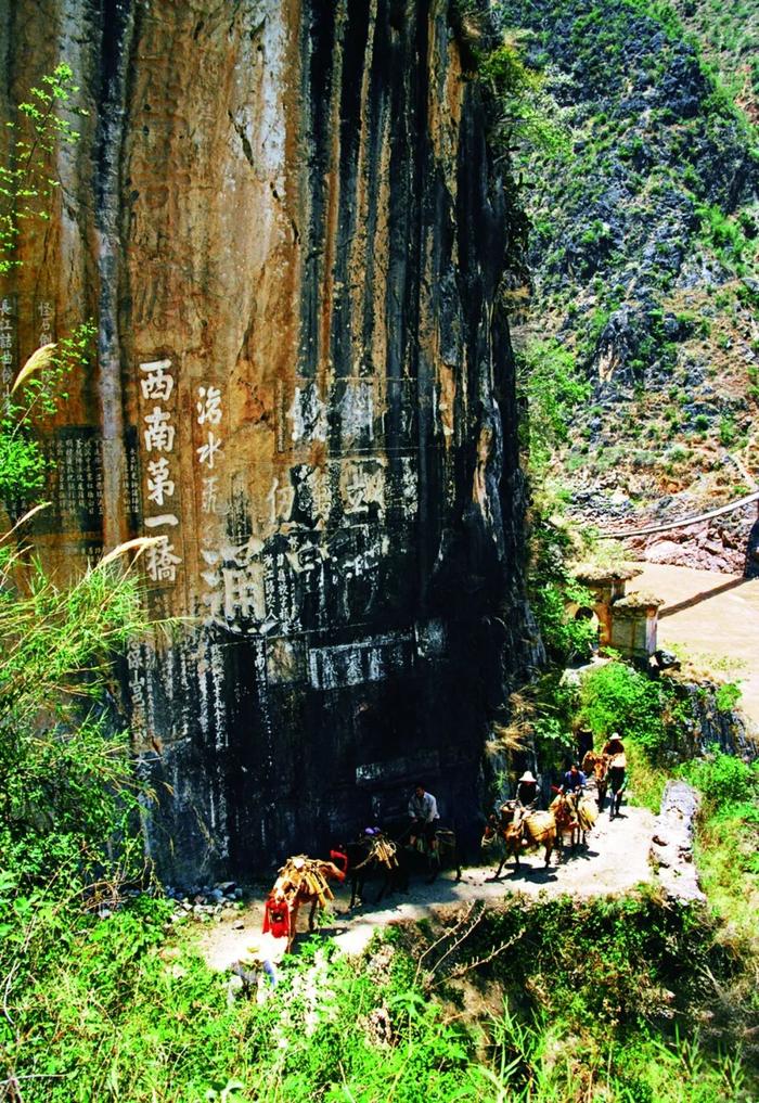 到达杉阳,在岩洞村如诗如画的田野中攀爬至江顶寺,就到了永平与保山的