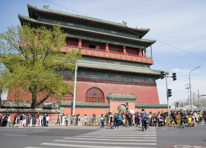 2023年3月26日，鼓楼前三岔路口，等待过马路的市民。新京报记者 王飞 摄