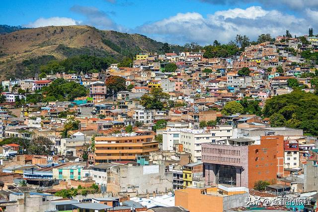 无比崩溃：洪都拉斯造了一座桥，飓风过后，桥还在，河...