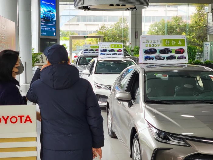 在吴中路丰田4S店，商家推出各类优惠活动