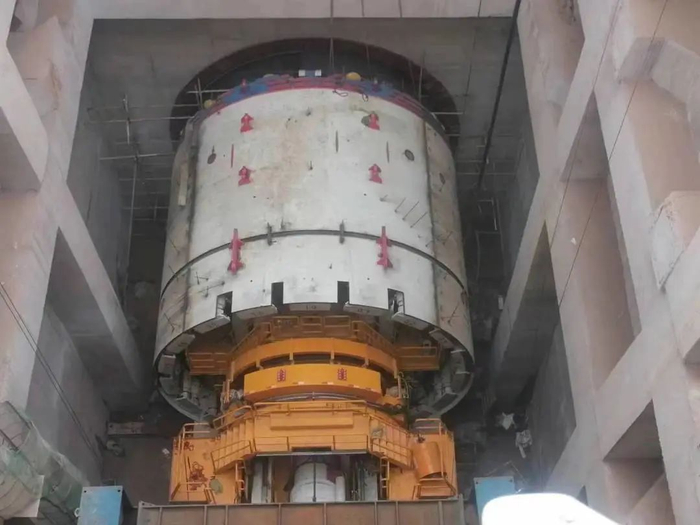 重庆轨道交通27号线土建10标广福大道站至重庆东站区间左线TBM顺利下井 图：重庆交通开投铁路集团