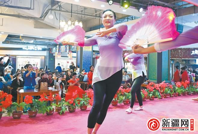 3月24日，在米东区米古里西域水游城百姓大舞台，宝石花艺术团演员表演舞蹈《乔麦花》。（全媒体记者陈岩摄）