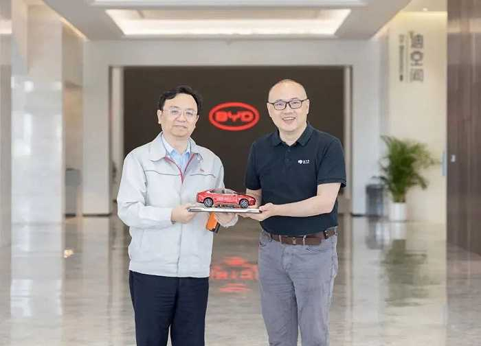 ▲王传福与地平线创始人余凯（图源地平线官方）