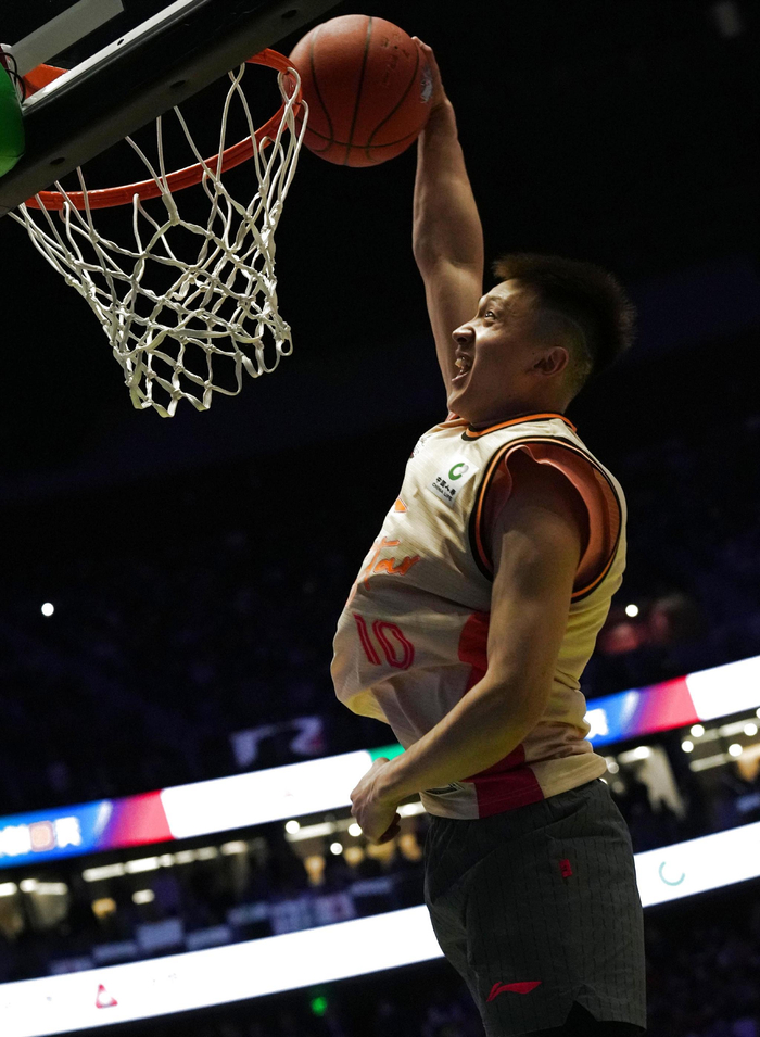 大学生选手杨浩在扣篮大赛上以满分夺冠。&nbsp; 图/新华社