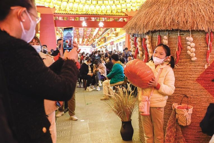     小游客拍照留念   □新华社照片