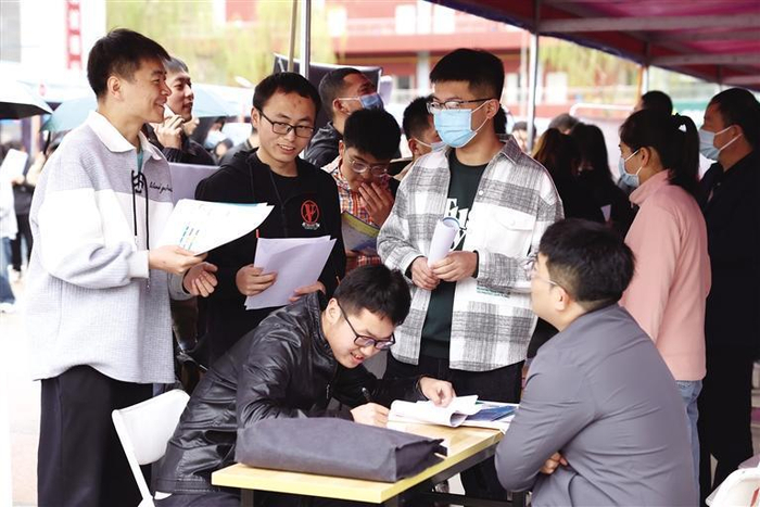     双选会现场毕业生了解用人单位招聘信息