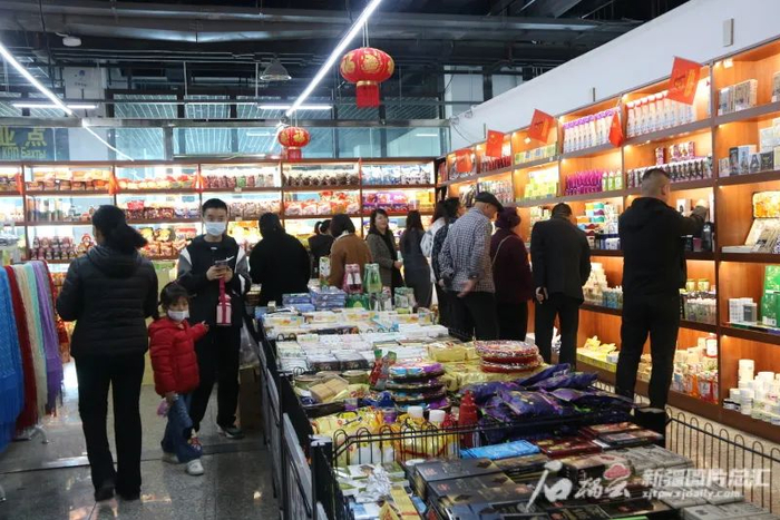 3月26日，在塔城巴克图中哈边民互市丝路文化商品城，游客们正在选购商品。代姣美 摄