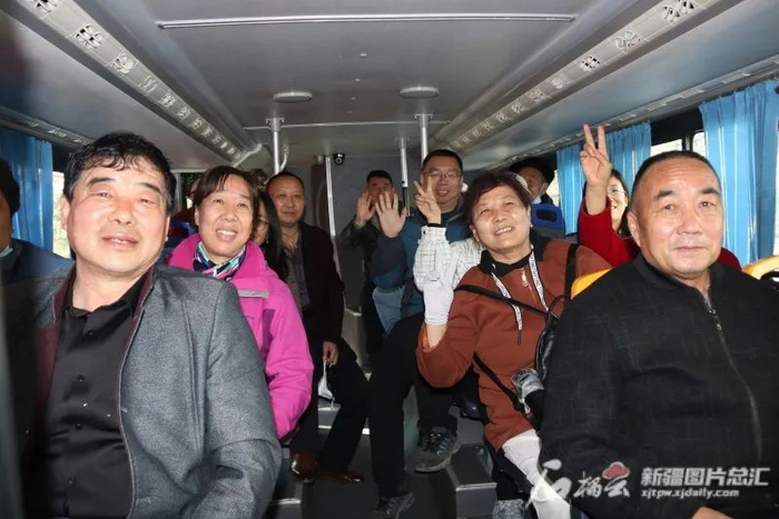 3月26日，游客们乘坐免费旅游大巴。代姣美 摄