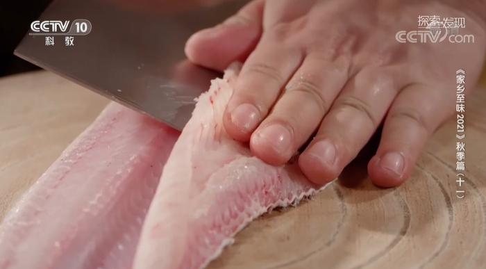 片鱼这一操作就“足够麻烦”/图源《家乡至味2022》