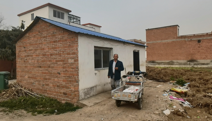 低保户卢林祥的住所，两间砖瓦房是当地政府出资为其建设。  新京报记者 程亚龙 摄