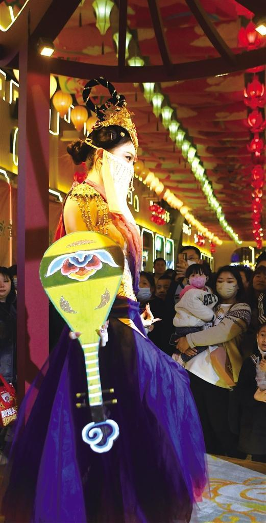     游客在文化夜市欣赏舞蹈表演。  □新华社照片