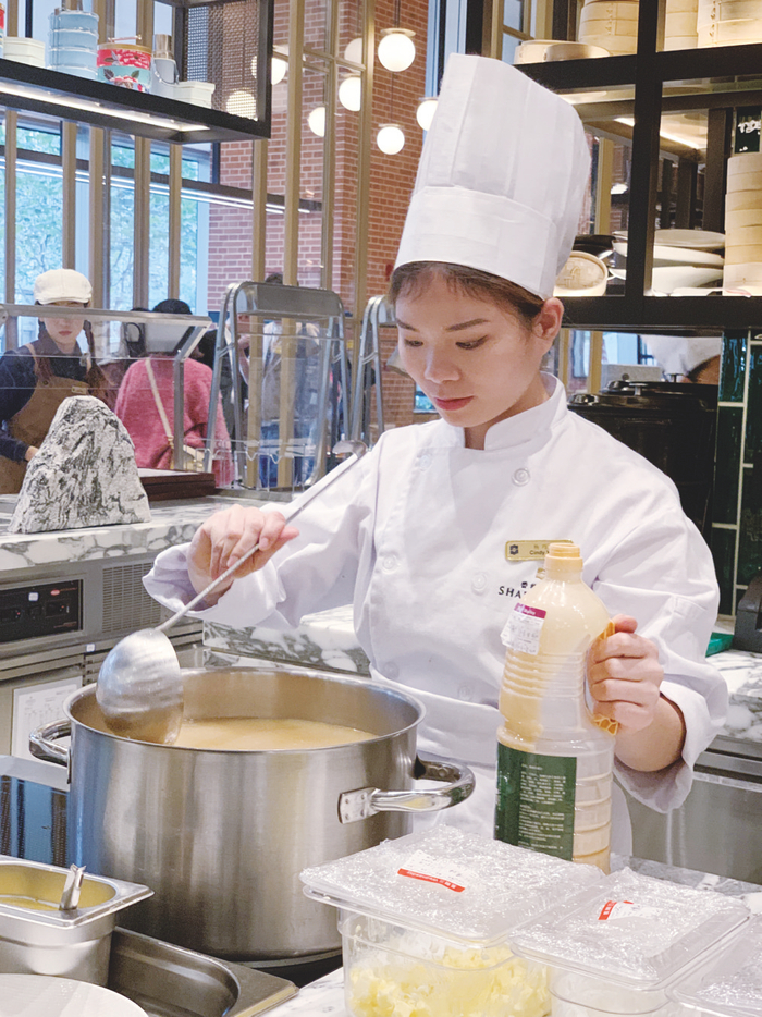     烹饪专业学生进入企业实习，增强对餐饮行业的认知，提高专业实操能力。    （广西职业技术学院供图）