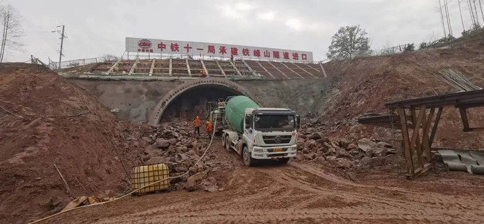 渝高铁康渝段铁峰山隧道进洞施工 图：平湖万州