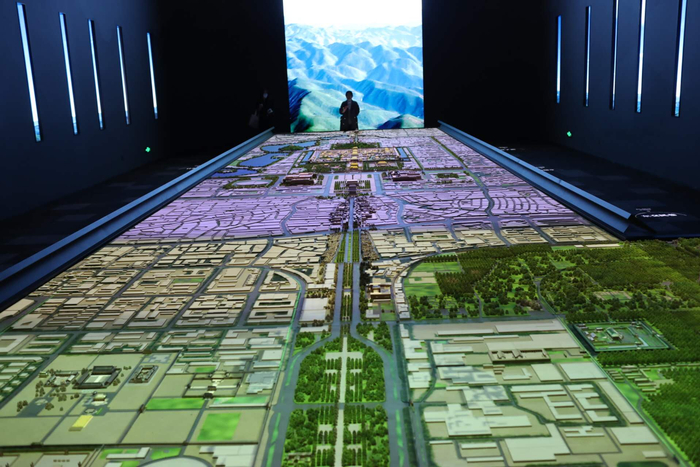 精心制作的16米长的中轴线沙盘，配以立体投影技术展现了北京中轴线之壮美。新京报记者 浦峰 摄